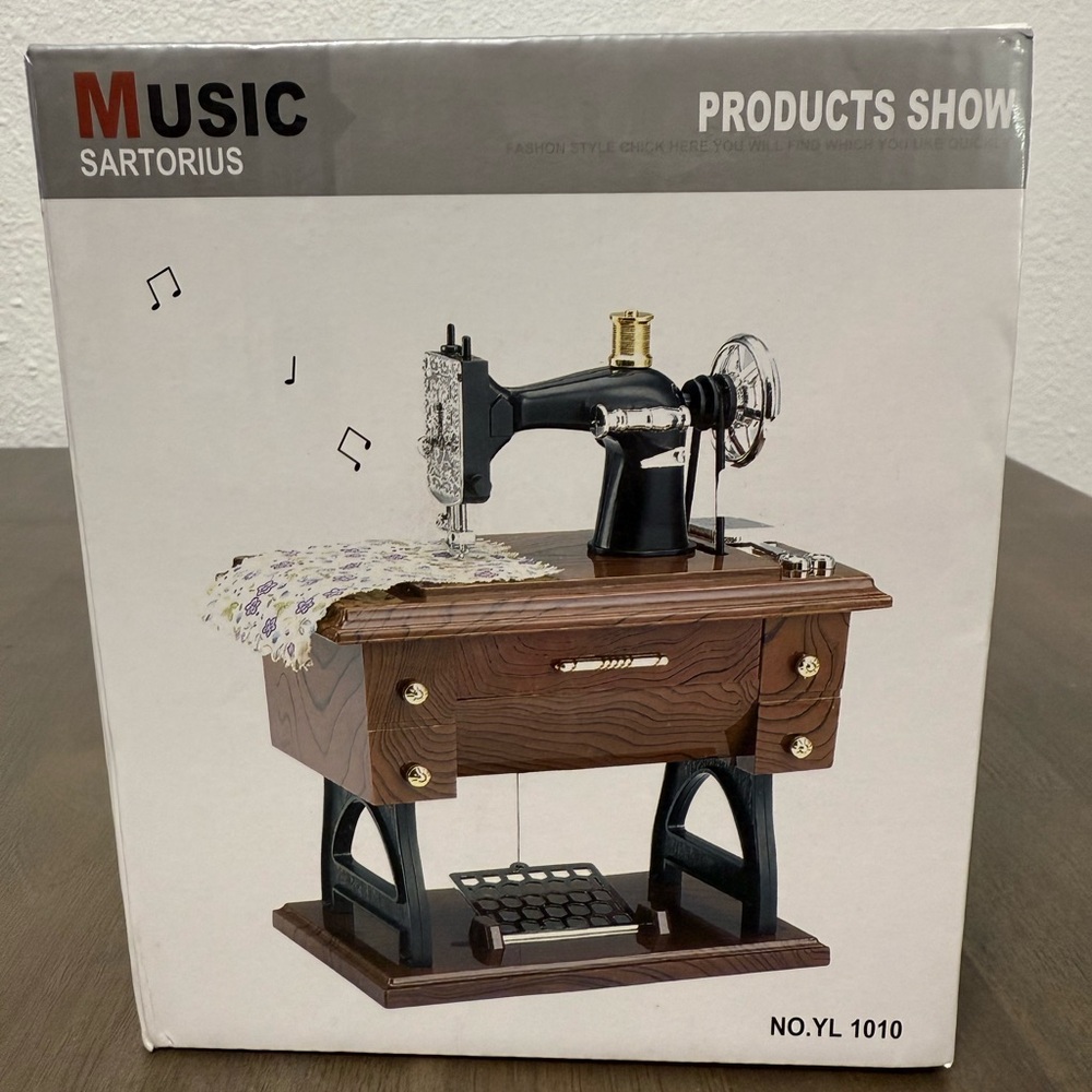 Vintage-Style Mini Sewing Machine Decorative Music Box - Black & Wood
